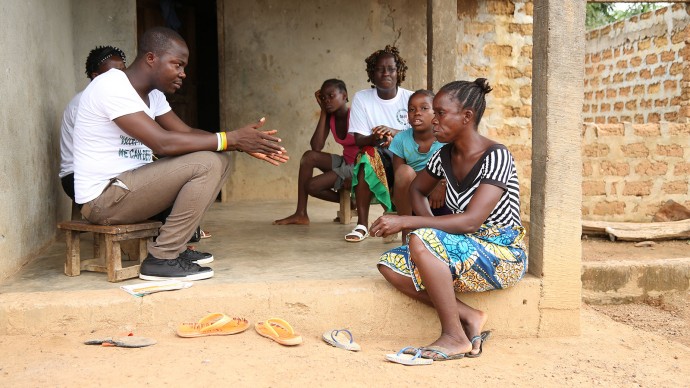 Conseillers communautaires qui font l'éducation de sensibilisation avec les survivants d'Ebola, à propos de la lutte contre la stigmatisation. André Smith / Internews