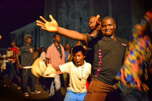 Sierra-Léonais célébrer à l'occasion du 42 jours sans nouvelles infections à virus Ebola. Crédit photo: Dauda Musa Bangura