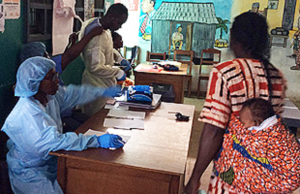 Le personnel de la Clinique Ebola survivants au travail, Hôpital de la Rédemption à Monrovia. image: OMS / C. Mur d'enceinte