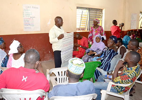 Un animateur mène un dialogue communautaire à Ratoma, un quartier de la capitale, Conakry
